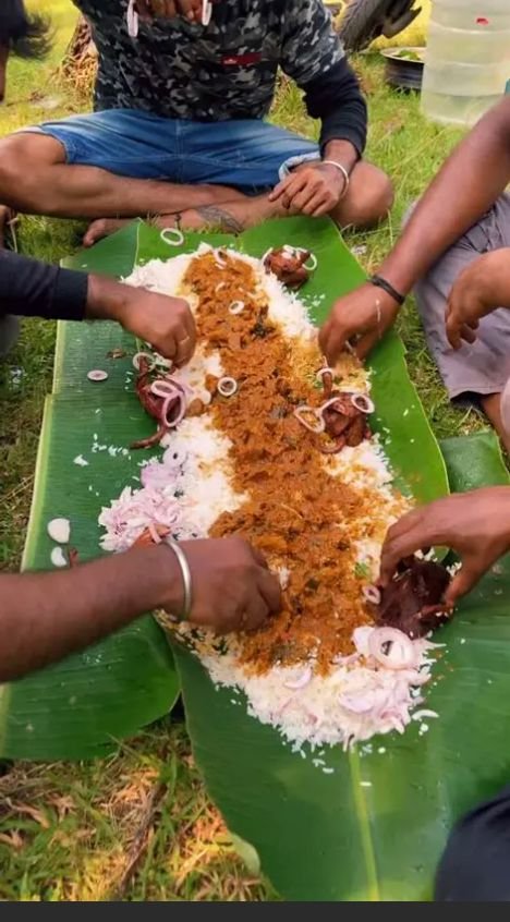 Makan Bersama-sama Secara Tradisional 